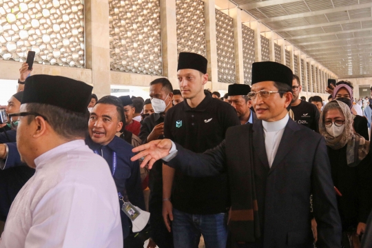 Mesut Ozil Salat Jumat di Masjid Istiqlal