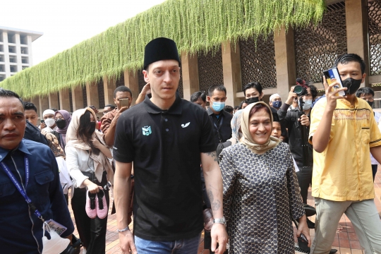 Mesut Ozil Salat Jumat di Masjid Istiqlal