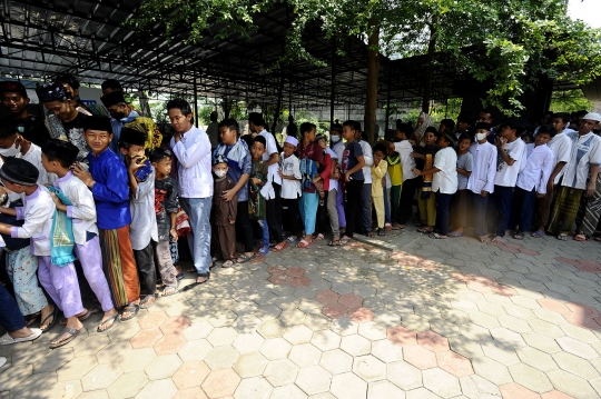 Antusiasme Warga Mengantre Nasi Kotak Jumat Berkah