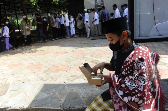 Antusiasme Warga Mengantre Nasi Kotak Jumat Berkah