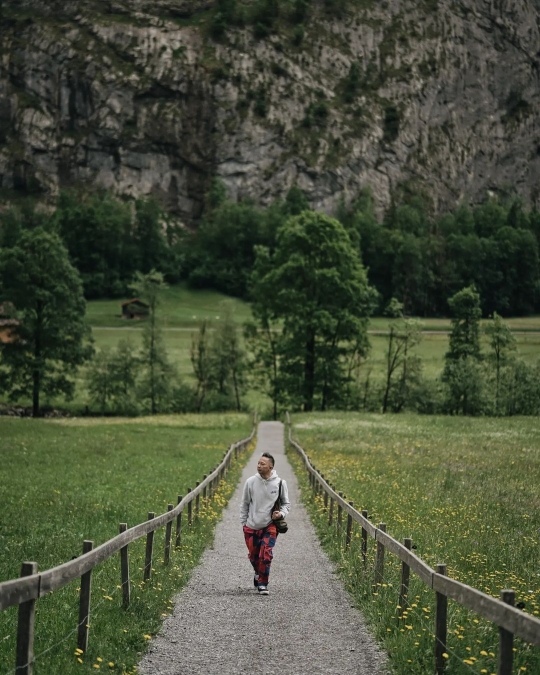 5 Potret Ringgo Agus Rahman Jalan-jalan di Swiss, Nikmati Pemandangan Alam yang Indah