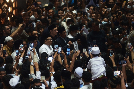 Gaya Mesut Ozil Berpeci Hitam saat Salat Jumat di Masjid Istiqlal