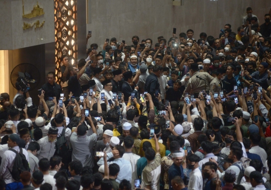 Gaya Mesut Ozil Berpeci Hitam saat Salat Jumat di Masjid Istiqlal