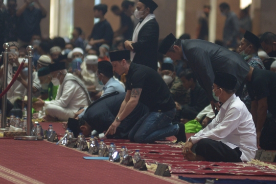 Gaya Mesut Ozil Berpeci Hitam saat Salat Jumat di Masjid Istiqlal