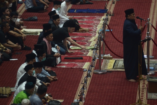 Gaya Mesut Ozil Berpeci Hitam saat Salat Jumat di Masjid Istiqlal