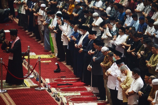 Gaya Mesut Ozil Berpeci Hitam saat Salat Jumat di Masjid Istiqlal