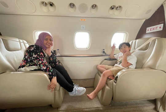 5 Potret Lala Naik Private Jet saat Perjalanan di Italia Bersama Keluarga Raffi Ahmad
