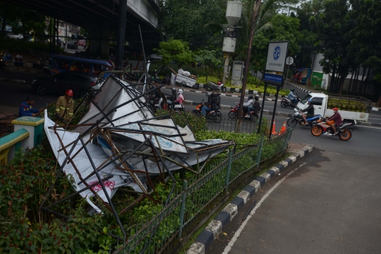 Terjangan Angin Kencang Robohkan Papan Reklame di Jakarta