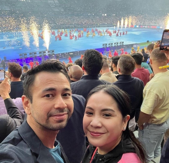Potret Raffi Ahmad dan Nagita Slavina Nonton Liga Champion 2021/2022 di Paris