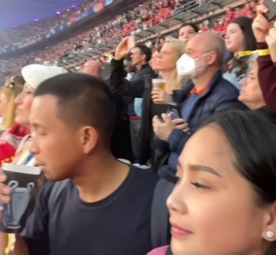 Potret Raffi Ahmad dan Nagita Slavina Nonton Liga Champion 2021/2022 di Paris