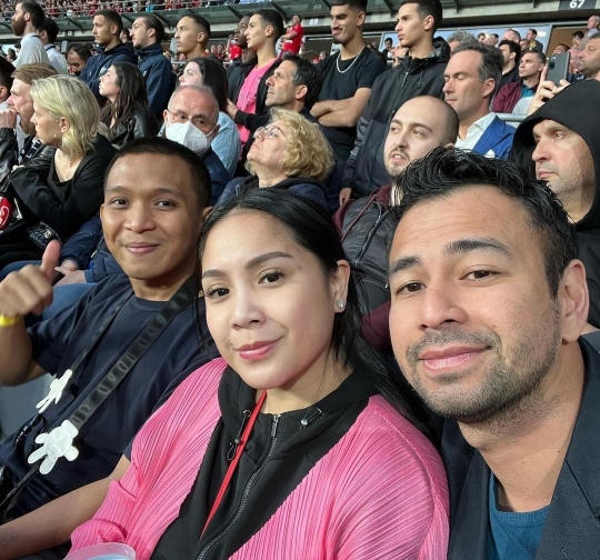 Potret Raffi Ahmad dan Nagita Slavina Nonton Liga Champion 2021/2022 di Paris