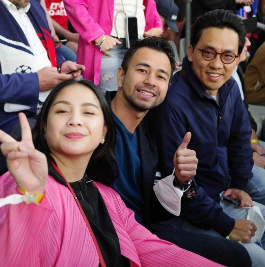 Potret Raffi Ahmad dan Nagita Slavina Nonton Liga Champion 2021/2022 di Paris