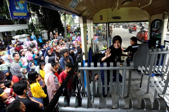 Antusiasme Warga Naik Bus Uncal Gratis di Bogor