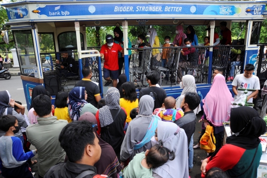 Antusiasme Warga Naik Bus Uncal Gratis di Bogor