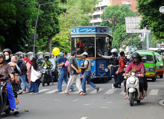 Antusiasme Warga Naik Bus Uncal Gratis di Bogor