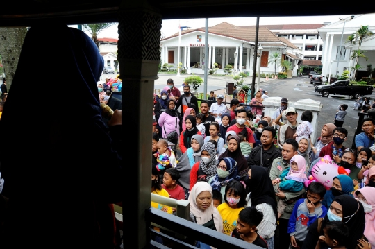 Antusiasme Warga Naik Bus Uncal Gratis di Bogor