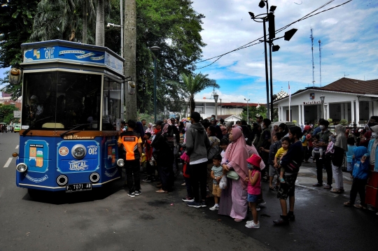 Antusiasme Warga Naik Bus Uncal Gratis di Bogor