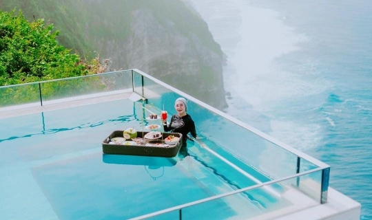 Potret Erin Taulany Nikmati Floating Breakfast dengan Pemandangan yang Indah di Bali