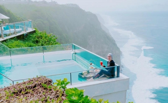 Potret Erin Taulany Nikmati Floating Breakfast dengan Pemandangan yang Indah di Bali