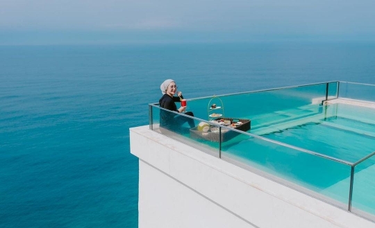 Potret Erin Taulany Nikmati Floating Breakfast dengan Pemandangan yang Indah di Bali