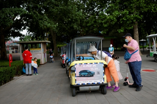 China Buka Taman Hiburan Usai Longgarkan Pembatasan Covid-19