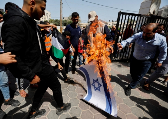 Protes Ketegangan di Masjid Al-Aqsa, Warga Palestina Bakar Bendera Israel