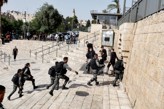 Protes Ketegangan di Masjid Al-Aqsa, Warga Palestina Bakar Bendera Israel