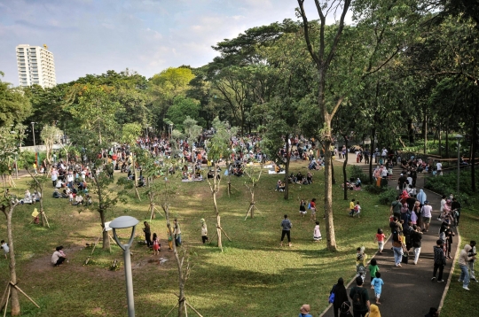 Pengunjung Tebet Eco Park Membeludak