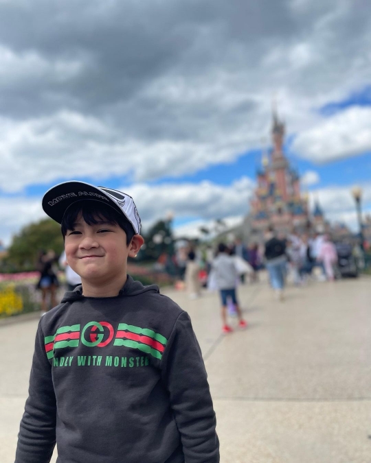 Potret Tampan Rafathar di Disneyland Paris, Ramai Disebut Siwon Junior