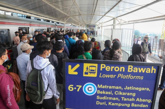 Penumpukan Penumpang Akibat Perubahan Rute di Stasiun Manggarai