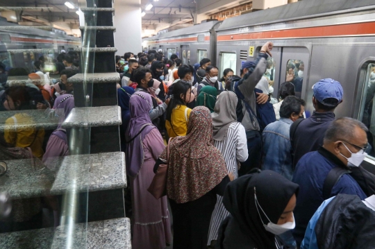 Penumpukan Penumpang Akibat Perubahan Rute di Stasiun Manggarai