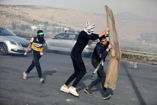 Kembali Bentrok, Warga Palestina Lawan Pasukan Israel dengan Ketapel