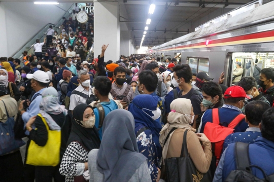 Suasana Stasiun Manggarai Saat Jam Pulang Kerja