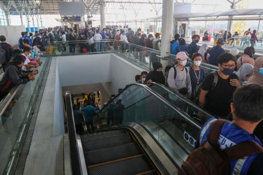 Suasana Stasiun Manggarai Saat Jam Pulang Kerja