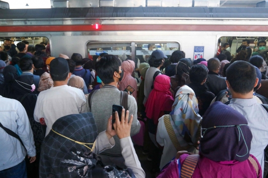 Suasana Stasiun Manggarai Saat Jam Pulang Kerja