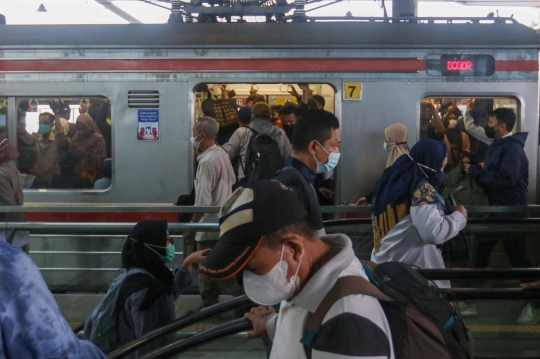 Suasana Stasiun Manggarai Saat Jam Pulang Kerja