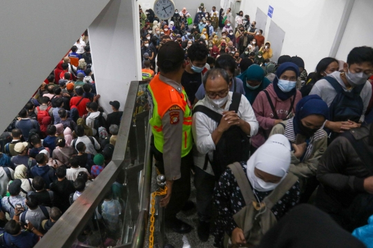 Suasana Stasiun Manggarai Saat Jam Pulang Kerja