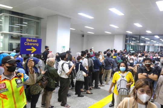 Suasana Stasiun Manggarai Saat Jam Pulang Kerja