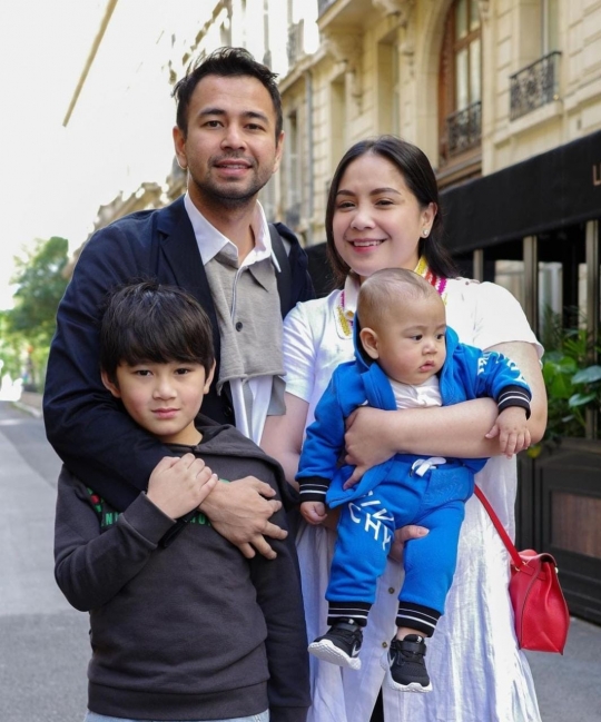 Potret Raffi Ahmad & Keluarga di Paris, Ketampanan Rafathar Buat Netizen Kagum