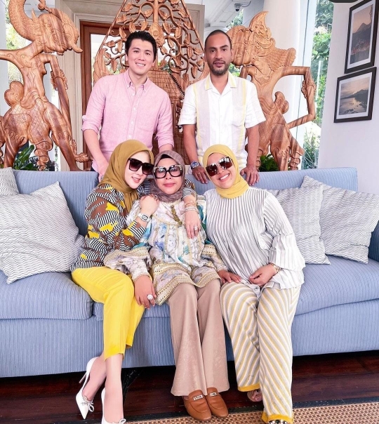 Lama Menetap di Singapura, Ini Potret Syahrini Lepas Rindu Bersama Keluarga di Bogor