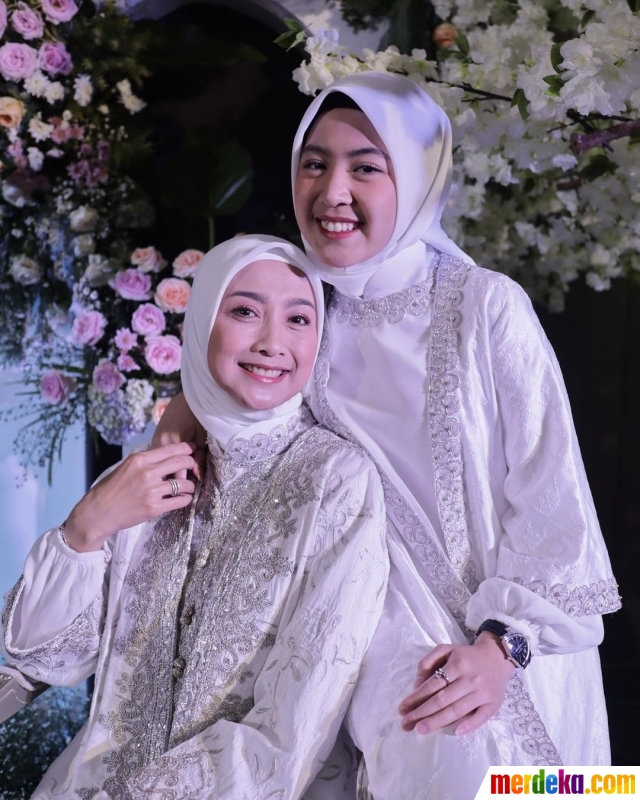 Foto : Potret Cantik Desy Ratnasari dengan Sang Putri, Netizen Sebut