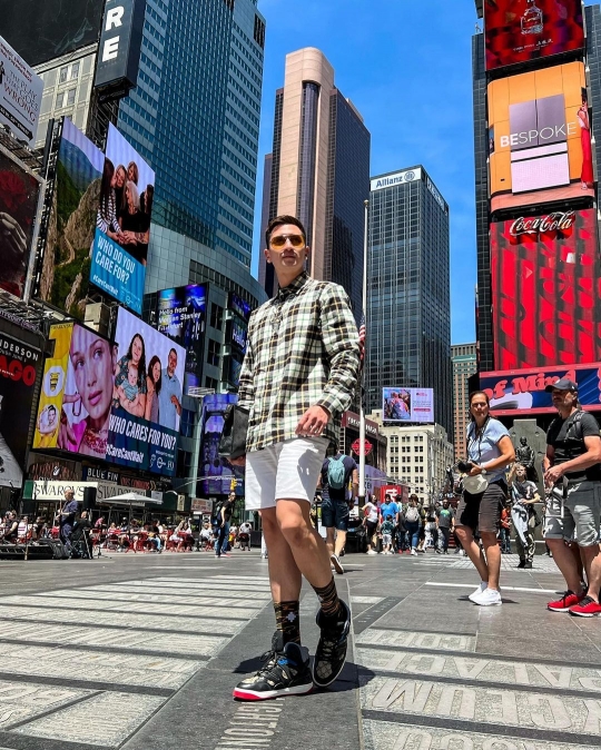 9 Potret Verrell Bramasta Jalan-jalan di New York, Gayanya Keren Abis!