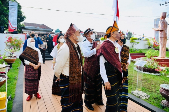 Gaya Jokowi dengan Baju Adat Ende Kunjungi Rumah Pengasingan Bung Karno