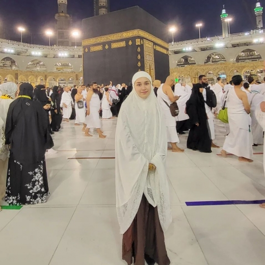 Potret Ayu Ting Ting dan Keluarga Umrah di Tanah Suci, Khusyuk Berdoa di Depan Ka'bah