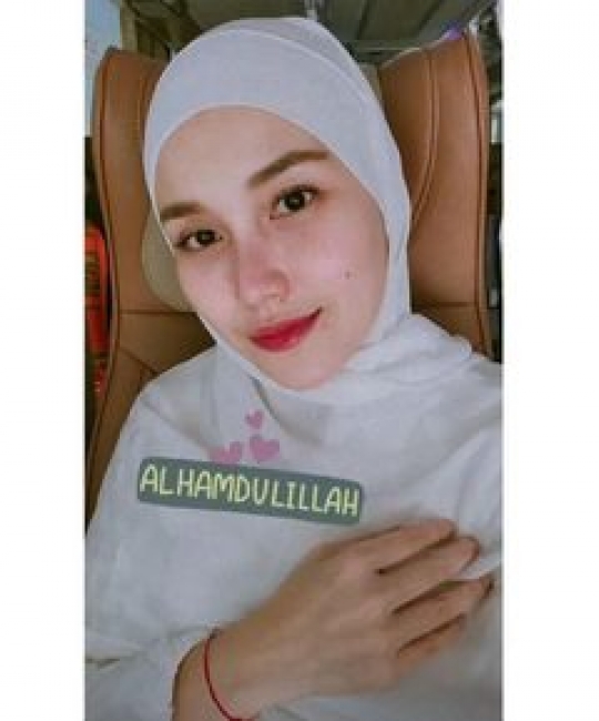 Potret Ayu Ting Ting dan Keluarga Umrah di Tanah Suci, Khusyuk Berdoa di Depan Ka'bah