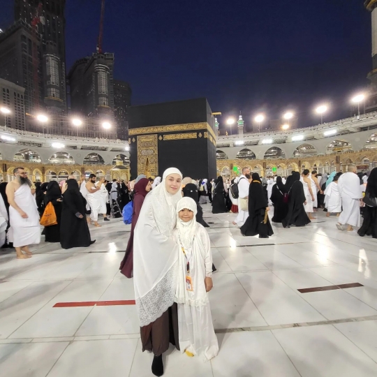 Potret Ayu Ting Ting dan Keluarga Umrah di Tanah Suci, Khusyuk Berdoa di Depan Ka'bah