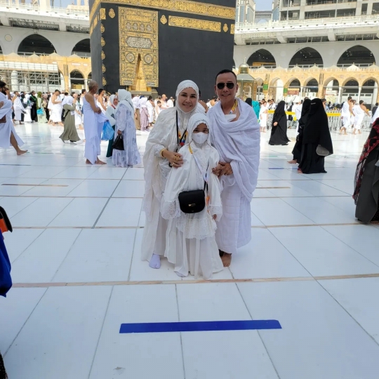 Potret Ayu Ting Ting dan Keluarga Umrah di Tanah Suci, Khusyuk Berdoa di Depan Ka'bah