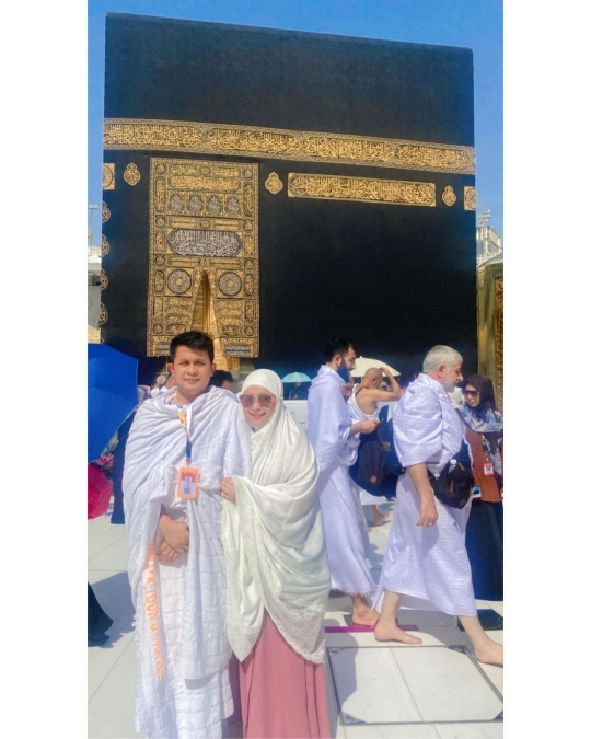 Potret Ayu Ting Ting dan Keluarga Umrah di Tanah Suci, Khusyuk Berdoa di Depan Ka'bah