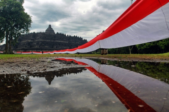 Hari Pancasila, Merah Putih 1 Kilometer Membentang di Candi Borobudur