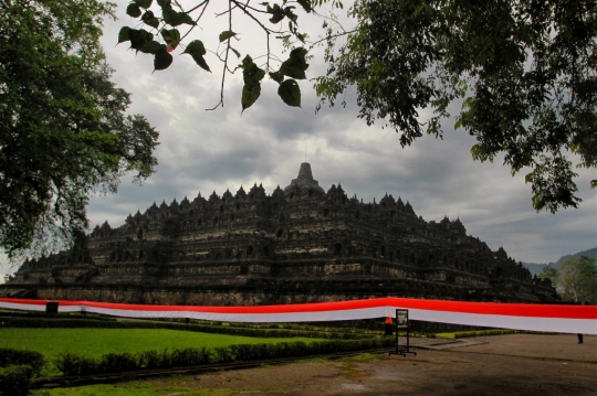 Hari Pancasila, Merah Putih 1 Kilometer Membentang di Candi Borobudur